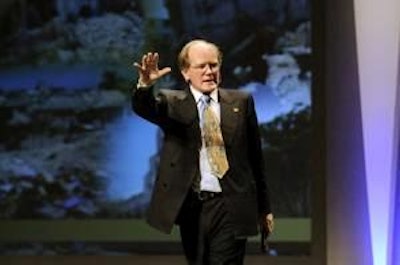 Dr. Pearse Lyons en su diálogo con los asistentes en el acto de apertura.