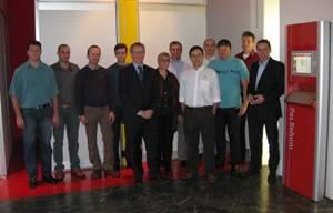 De izquierda a derecha: Clovanir Bazi (Av&iacute;cola Pato Branco), Cl&oacute;vis Gottardi (AgroDanieli), Gerd de Lang (Especialista Senior en avicultura de Pas Reform), Rafael Habech (Brasil Foods), Bart Aangenendt (Presidente de Pas Reform), Marleen Boerjan (Directora de Investigaci&oacute;n y Desarrollo de Pas Reform), Idir Savoldi (Cobb-Vantress Brasil), Thomas Calil (Gerente de Operaciones de Pas Reform), F&aacute;bio Bresolin (Agrogen), Id&iacute;lio Piassa (Av&iacute;cola Entre Rios), Wim Hazekamp (Gerente de Proyectos de Pas Reform) y Bouke Hamminga (Director de Desarrollo de Negocios de Pas Reform).