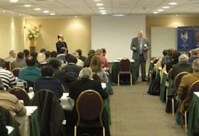 El Dr. John Kuhl durante su presentación en el Seminario.