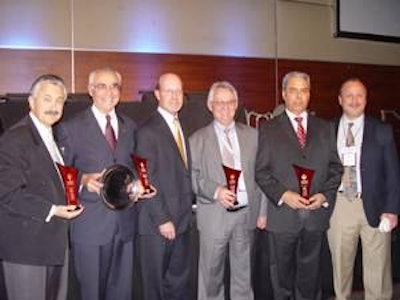 Ceremonia de premiación de los nuevos miembros del Salón de la Fama de Industria Avícola. De izquierda a derecha; Dr. Bernardo Lozano, Dr. Miguel Ángel Márquez, Sr. Greg Watt, Dr. Antonio Mário Penz, Dr. Ariel Mendes y Sr. Benjamín Ruíz-López.