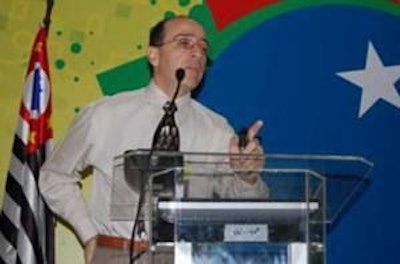El genetista de Hy-Line International, Sr. Jesús Arango, debatió sobre la evolución de la genética en la avicultura de postura.