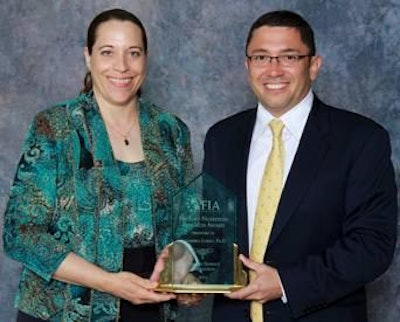 La Dra. Remus de Danisco Animal Nutrition y DuPont Industrial Biosciences entregó el premio al Dr. Corzo durante la reunión anual de la PSA en California.