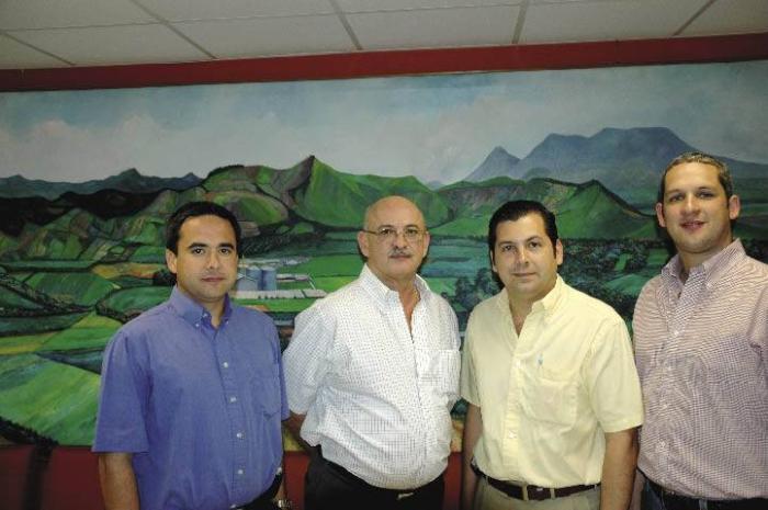 (izq a der) Rodolfo Borjas, Gerente Comercial, EGG &ndash; El Salvador; Jos&eacute; Alberto Gonz&aacute;lez, Director Ejecutivo de EGG en El Salvador y Director Ejecutivo de El Granjero; Guillermo Lemus, Gerente de Ventas, EGG &ndash; El Salvador; Jos&eacute; Alberto Gonz&aacute;lez, Director Ejecutivo, EGG &ndash; Guatemala.