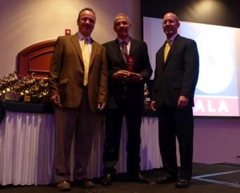 Dr. Alberto Ram&iacute;rez (center), from Cuba, receives the Latin American Poultry Hall of Fame award from Greg Watt, CEO of WATT Global Media (on the right), and Benjam&iacute;n Ruiz, editor of Industria Av&iacute;cola (on the left).