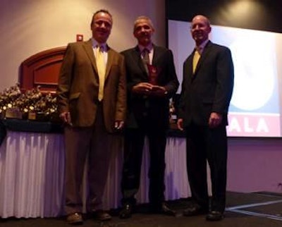 Dr. Alberto Ram&iacute;rez (center), from Cuba, receives the Latin American Poultry Hall of Fame award from Greg Watt, CEO of WATT Global Media (on the right), and Benjam&iacute;n Ruiz, editor of Industria Av&iacute;cola (on the left).