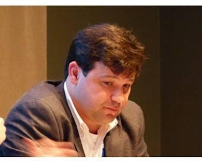 Brigano de Cobb-Vantress habló sobre las ventajas de las luces LED en producción avícola durante el Seminario Técnico para Maximizar la Eficiencia de la Industria Avícola de la IPPE 2015 en Atlanta.