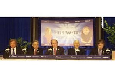 Entre los ponentes en la inauguración del Simposio de Alltech se incluyen, de izquierda a derecha: Tim Gannon, fundador de Outback Steakhouse, el Dr. Karl Dawson y el Dr. Pearce Lyon de Alltech, John Y. Brown, cofundador de KFC, y el Dr. Mark Lyons de Alltech.