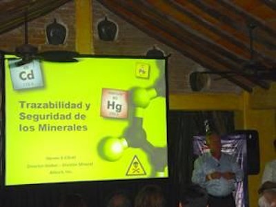 El Dr. Elliot habló sobre la contaminación de los minerales inorgánicos