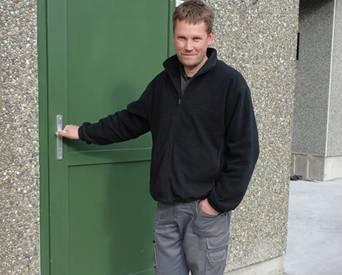 Petter Aarrestad of Norway was honored by Aviagen for achieving over 140 chicks per hen.