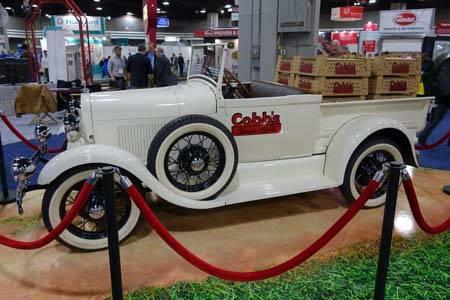 El cami&oacute;n de pollitos Cobb Ford modelo 1929 A completamente restaurado se mostr&oacute; con orgullo en la feria. | Foto cortes&iacute;a de Cobb-Vantress