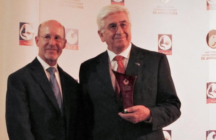 Greg Watt, presidente de WATT Global Media, hace entrega del reconocimiento como miembro del Sal&oacute;n de la Fama de la Avicultura Latinoamericana al Dr. Isidro Molfese en la ceremonia realizada en 2015 en Guayaquil, Ecuador. | Foto de Benjam&iacute;n Ruiz