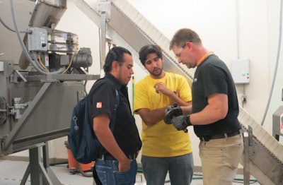 Will Henry, director of technology and R&D for Extru-Tech, explains a key part of the die during the extrusion lab session of Petfood Technology Workshop Mexico. l Debbie Phillips-Donaldson