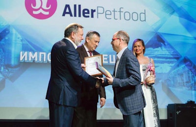 The pet food award was presented by President of the Leningrad Regional Chamber of Commerce, Yury Vasil'ev (left) and Governor of Leningrad region Alexander Drozdenko. Supply Chain Manager of LLC Aller Petfood, Roman Kovalchuk, received this award (right).