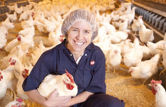 Dra. Kate Barger, directora de bienestar animal de Cobb dice que el bienestar animal en la empresa es un compromiso de hace mucho tiempo. Foto cortes&iacute;a de Cobb.