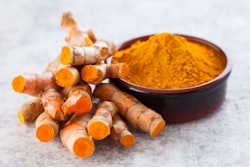 Whole and ground turmeric (matka_Wariatka | BigStockPhoto)