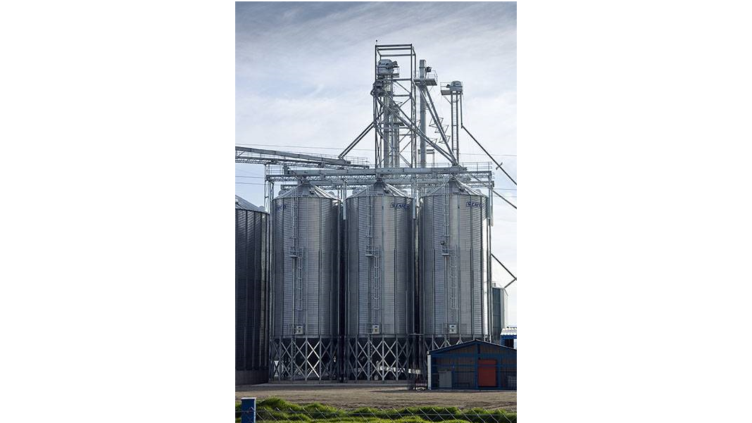 Hopper tank storage system