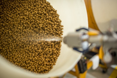 Applying petfood palatants