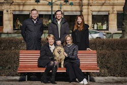 Left to right, the founders of Kivuton, Heikki and below Kirsi, as well as the founders of Alvar Pet, Ilari, Henna and Hanna. In the middle, of course, Alvar.