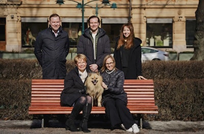 Left to right, the founders of Kivuton, Heikki and below Kirsi, as well as the founders of Alvar Pet, Ilari, Henna and Hanna. In the middle, of course, Alvar.