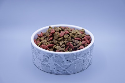 Heat-treated poultry products in sealed containers, including pet food, with an F0 value of 3 or higher, along with extruded dry pet food, can be safely traded regardless of HPAI outbreak status in the production country or raw material source.