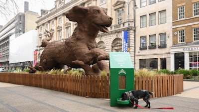 A mucky pup sculpture, named Ellie, popped-up outside the “SOIL: The World at Our Feet” exhibition at Somerset House sponsored by Mars, Inc., demonstrating the role healthy soil plays in growing high quality ingredients.