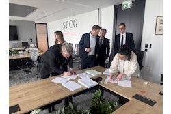 VAFO Group Chairman Pavel Bouška (signing left) and AZAN co-founder and CEO Agnieszka Donicz (signing right) announce the acquisition that brings the Polish distributor into the Czech pet food manufacturer's portfolio after nearly 30 years of partnership.