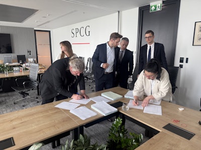 VAFO Group Chairman Pavel Bouška (signing left) and AZAN co-founder and CEO Agnieszka Donicz (signing right) announce the acquisition that brings the Polish distributor into the Czech pet food manufacturer's portfolio after nearly 30 years of partnership.